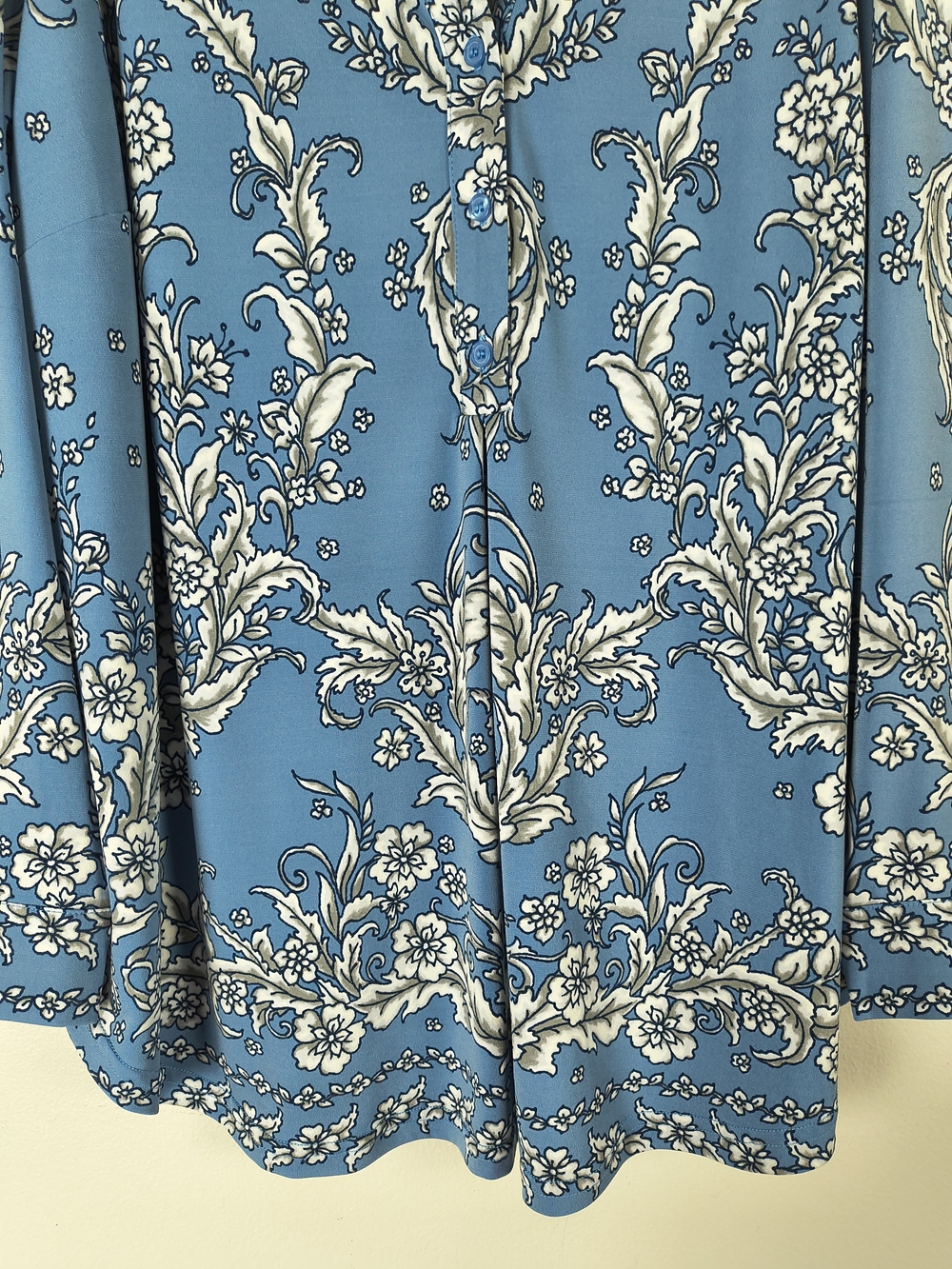 Belle By Kim Gravel Tunic Women's 1X Blue White Floral V-Neck Blouse Long Sleeve - Picture 4 of 11